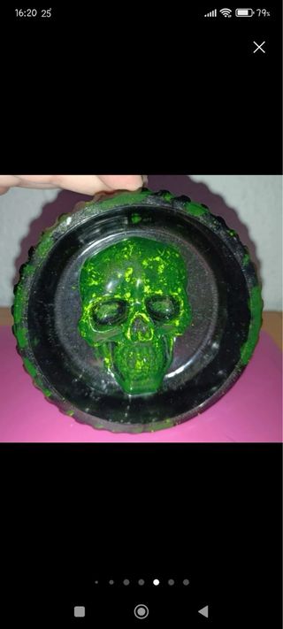 Cenicero de resina negro con calavera