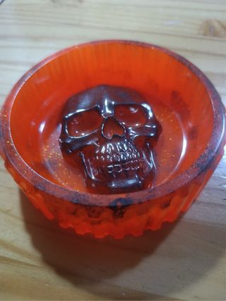 Cenicero de resina negro con calavera