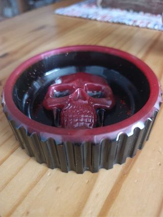 Cenicero de resina negro con calavera