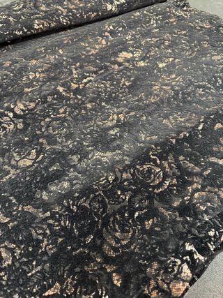 Piel de mestizo fantasía leopardo negro y dorado.