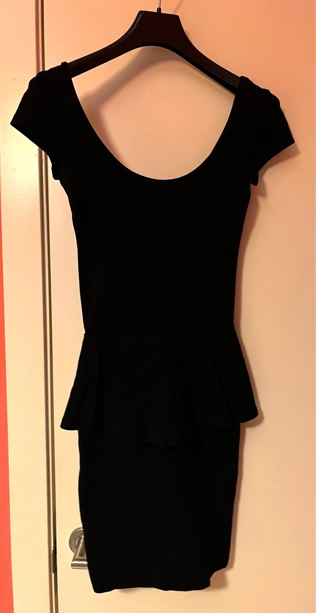 Vestido negro peplum