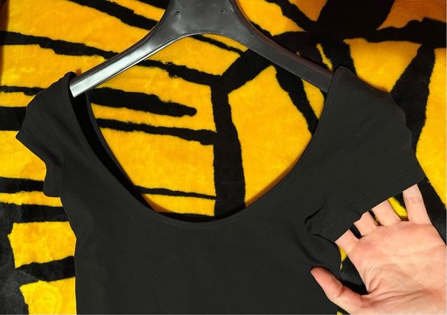 Vestido negro peplum