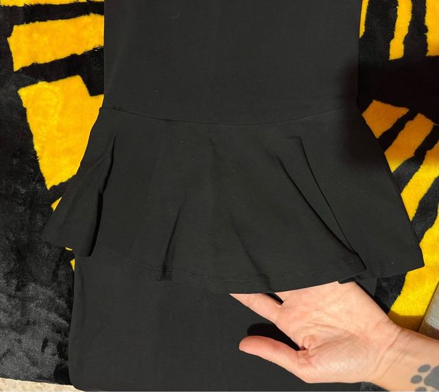 Vestido negro peplum