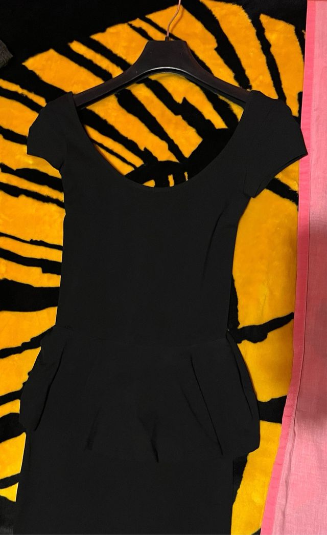 Vestido negro peplum