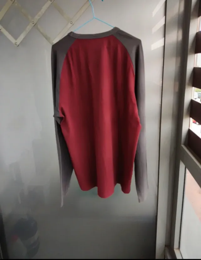 Camiseta manga larga hombre burdeos y gris