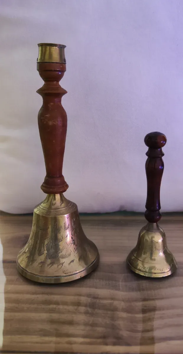 Dos Campana Tibetanas Bronce grabado y Madera 