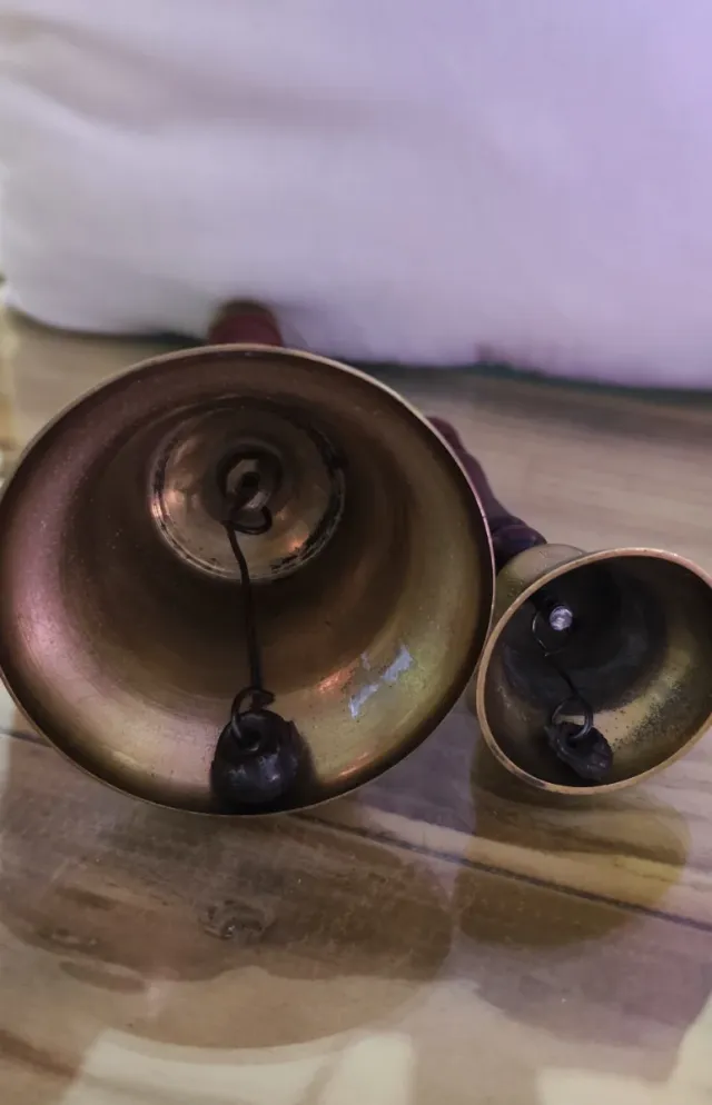 Dos Campana Tibetanas Bronce grabado y Madera 