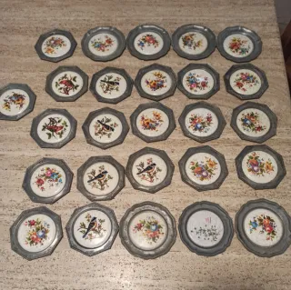 26 piattini vintage peltro e plastica