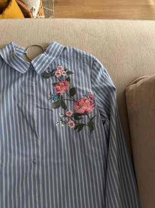 Camisa Rayas Flores Bordadas