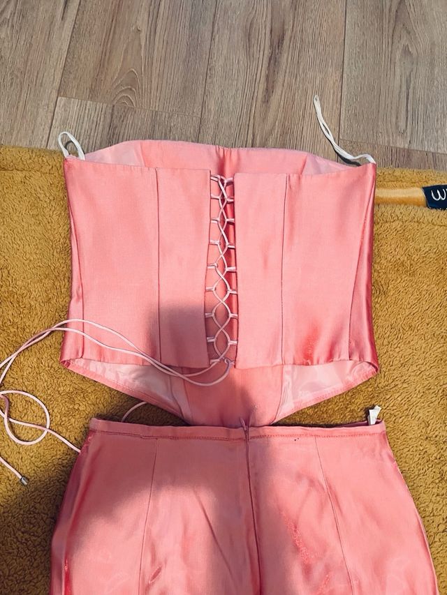 Vestido rosa de dos piezas con pedrería