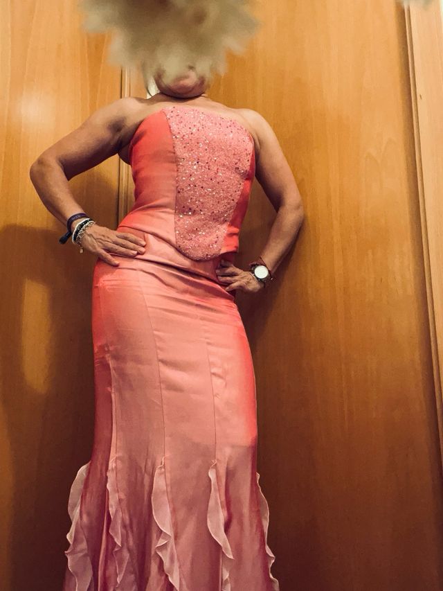 Vestido rosa de dos piezas con pedrería