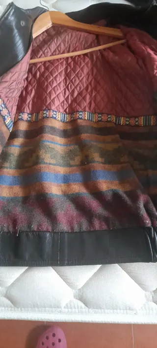 Cazadora de piel negra con forro multicolor