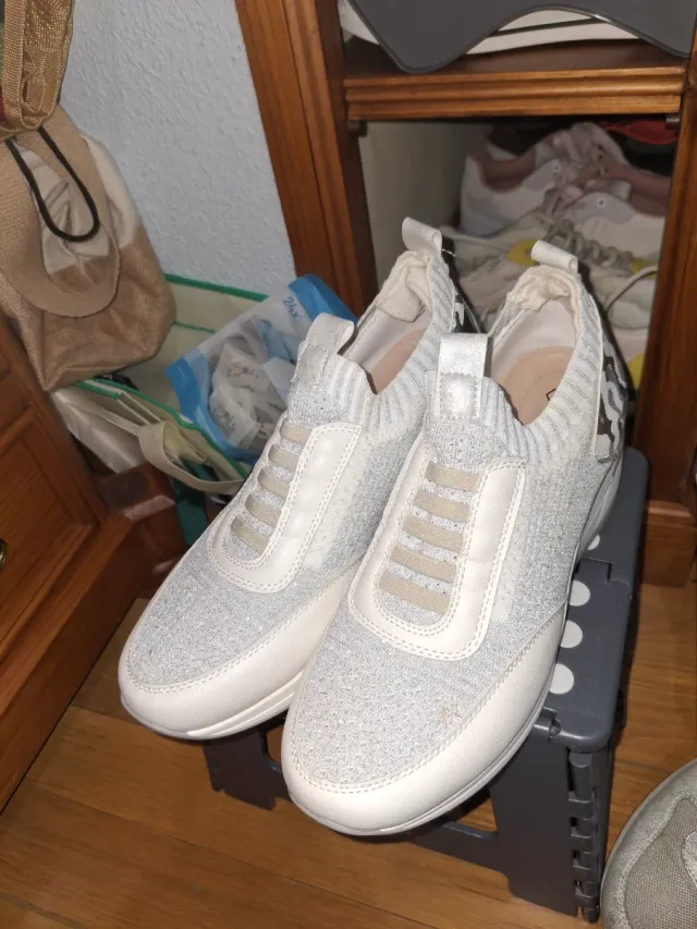 Zapatillas grises y blancas