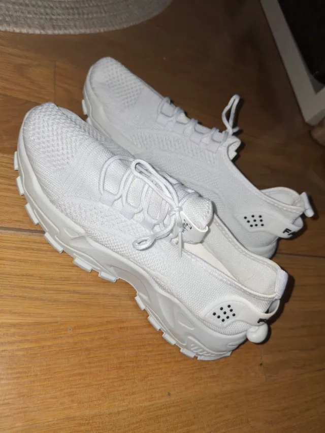 Zapatillas grises y blancas