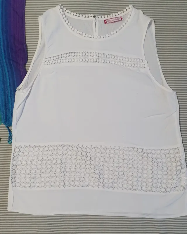 Blusa sin mangas blanca con encaje