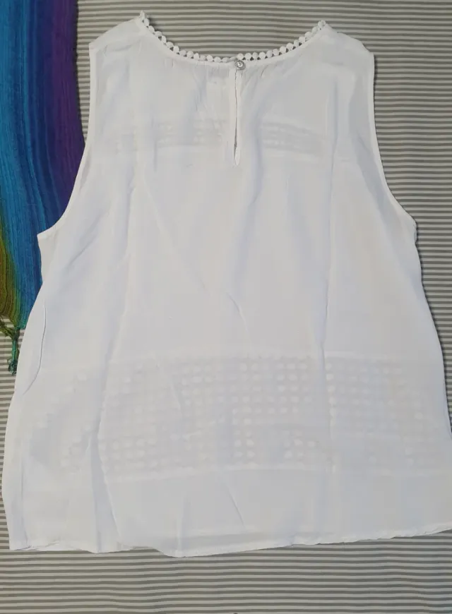 Blusa sin mangas blanca con encaje