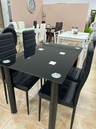 Mesa De Comedor Negra + 4 Sillas Acolchadas