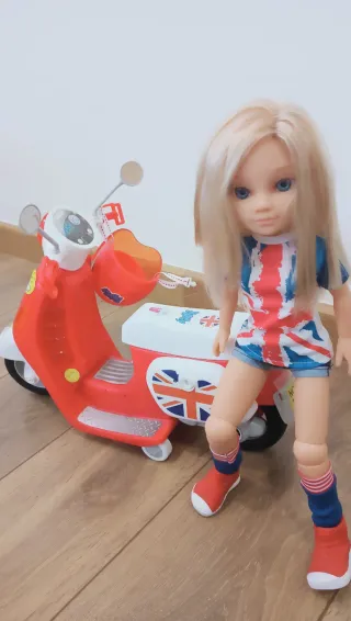 Nancy en Londres con Moto