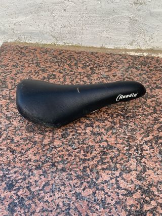 Sillín de bicicleta negro