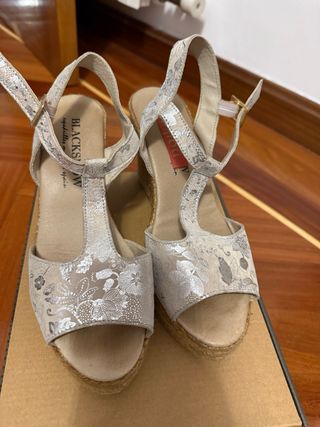 Sandalias BLACKSWAN Beige y Plateadas