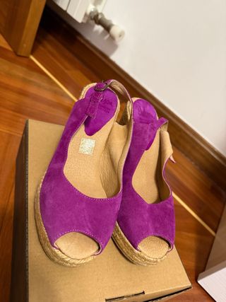 Sandalias moradas de cuña