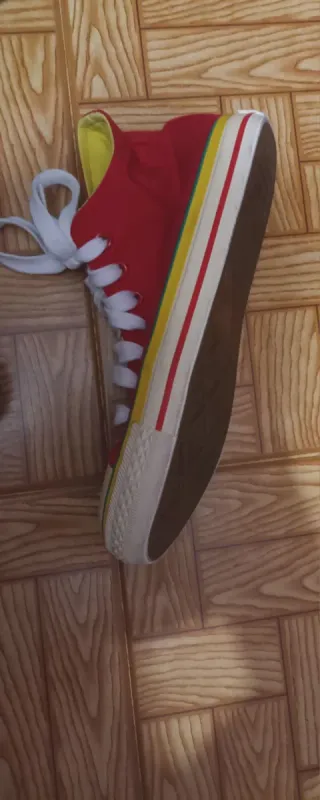 Deportivas rojas y amarillas