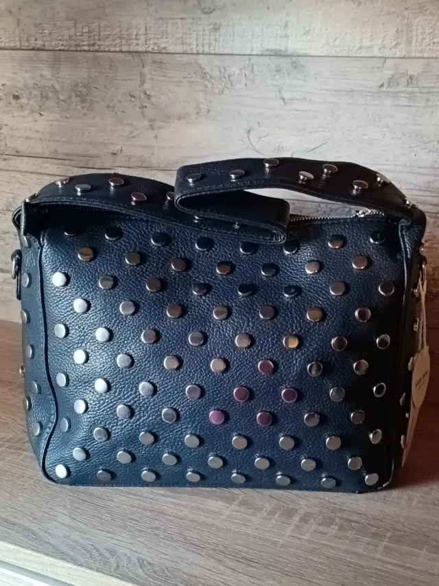 Bolso azul con tachuelas plateadas