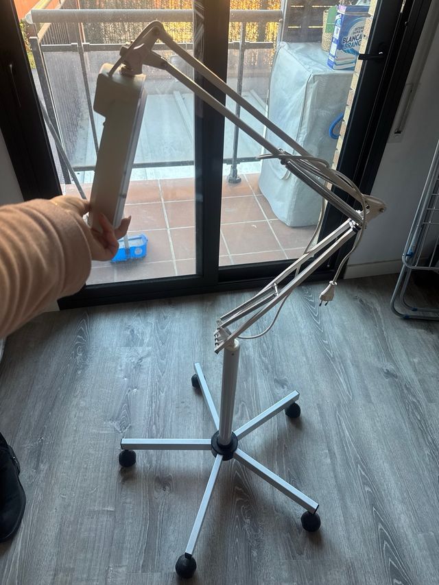 Lámpara de aumento con luz