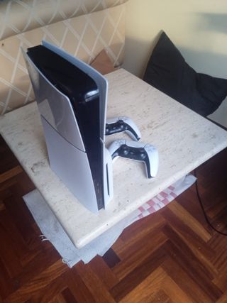 Playstation 5 con 2 mandos
