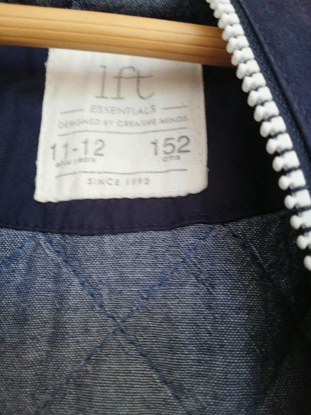 Cazadora azul Lefties con capucha