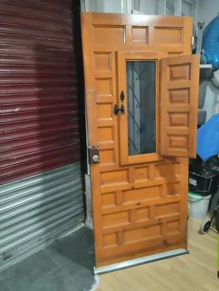 Puerta de entrada madera con reja