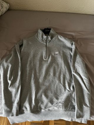 Sudadera New Balance cuello alto gris