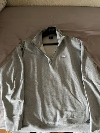 Sudadera New Balance cuello alto gris