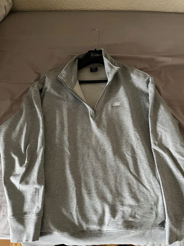 Sudadera New Balance cuello alto gris