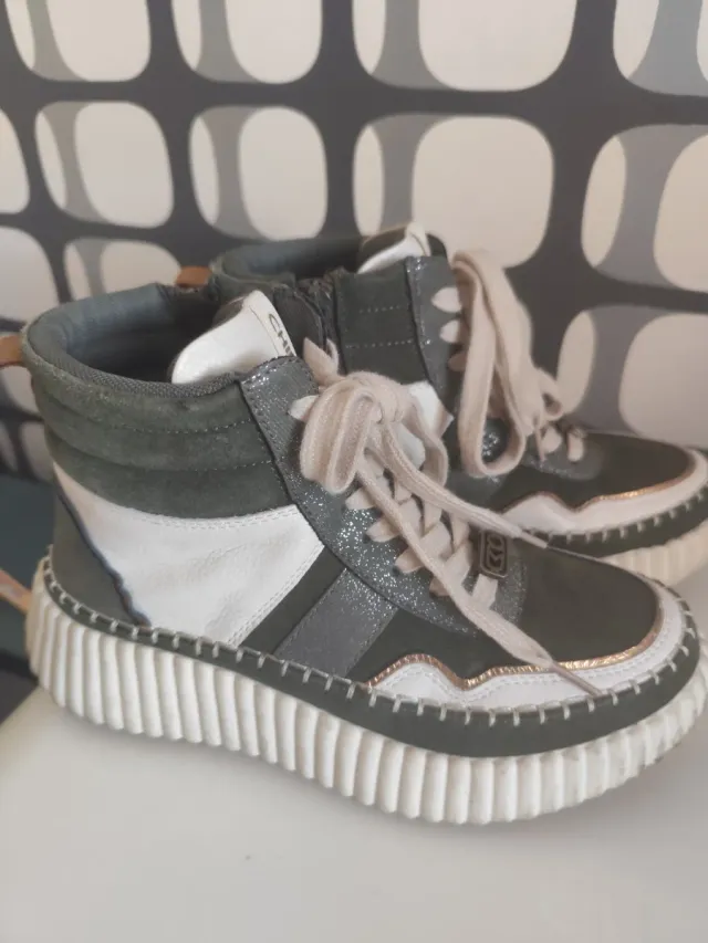 Botín Chika10 Talla 37 caqui y crema