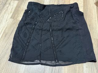 Falda mini negra con pedrería