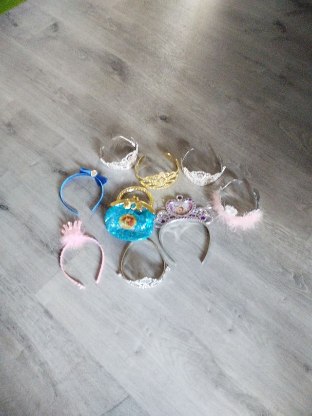 Diademas y bolsos de princesa