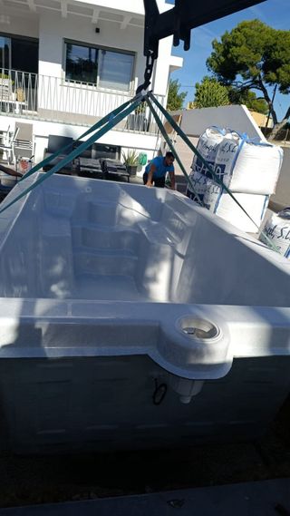 Piscina de poliéster e instalación