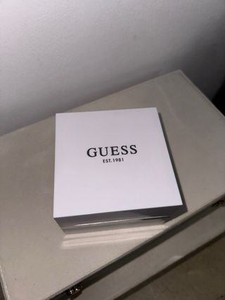 Reloj Guess Dorado con cristales swarovski 