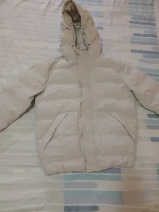 Chaqueta beige con capucha