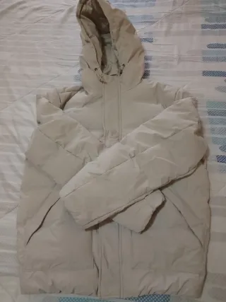 Chaqueta beige con capucha