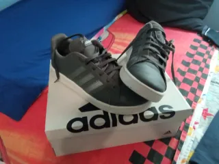 Zapatillas Adidas Grises y Blancas