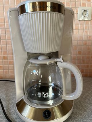 Cafetera Russell Hobbs Blanca y Dorada