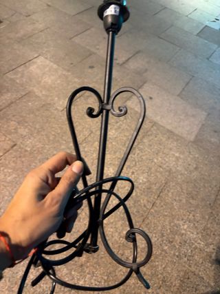 Lámpara de mesa negra de metal