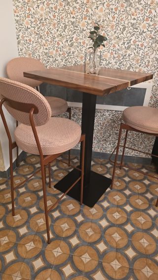 Mesas altas y taburetes