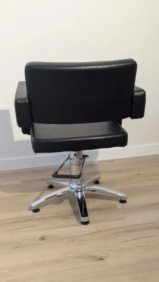 Poltrone da parrucchiere in pelle nera con base in metallo