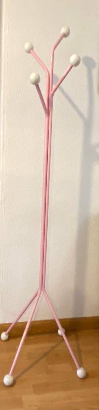 Percha rosa con bolas blancas