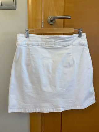 Falda blanca corta con botones