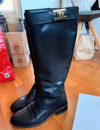 Stivali alti in pelle neri con fibbia dorata