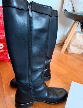 Stivali alti in pelle neri con fibbia dorata